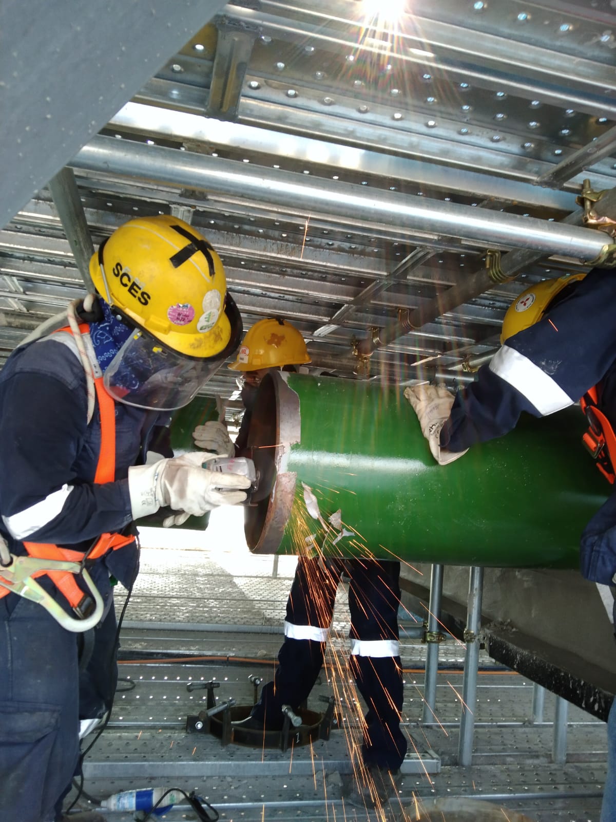 On-site pipe fitting and installation on scaffolding